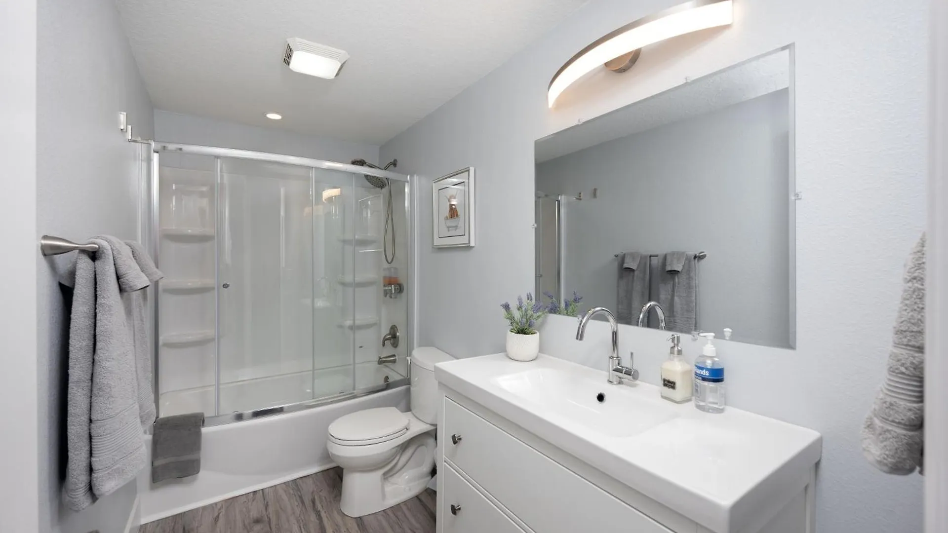 Tampa Long Stay- Pool-Wifi-Moffitt-Relocation-Raymond J Stadium-Central Location-Riverwalk-All New-St Joe Hospital Villa